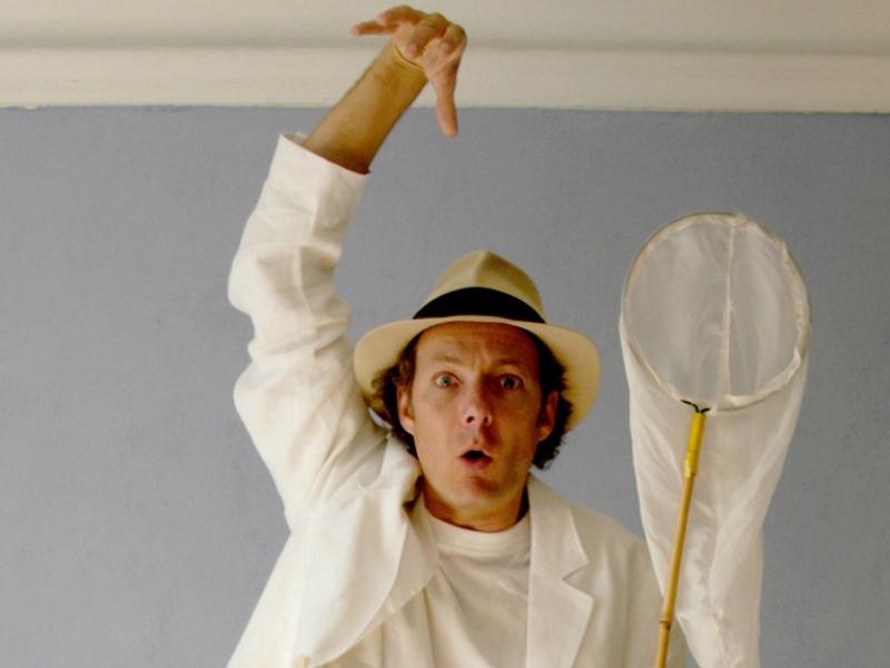 Mand med net står på en kassse