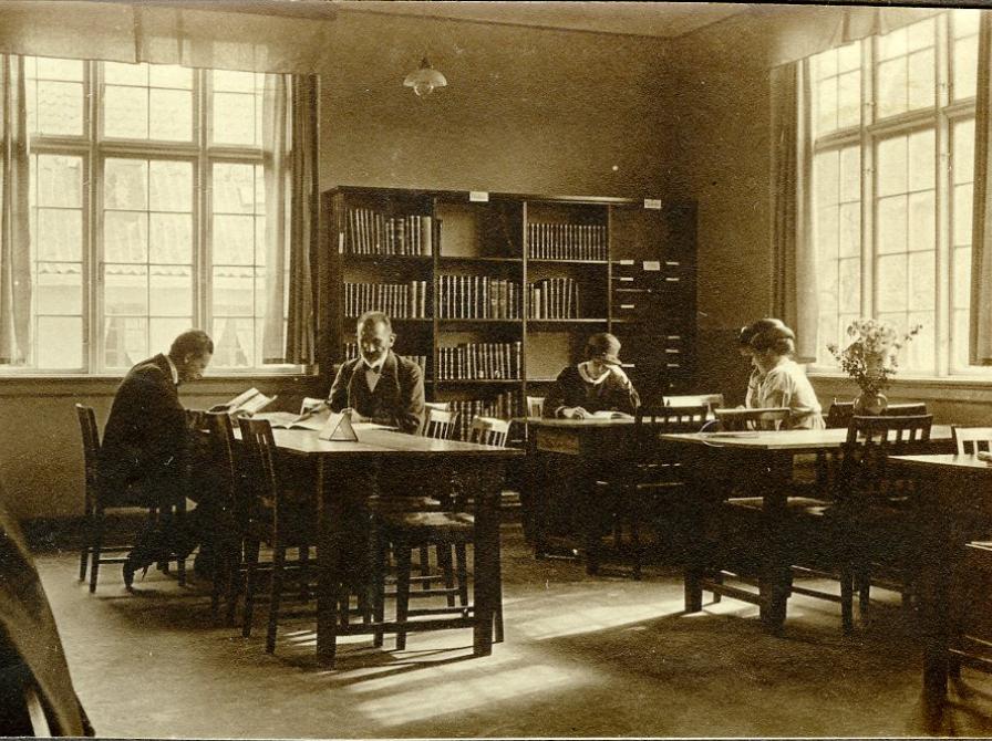 Læsesal med lånere, uden årstal