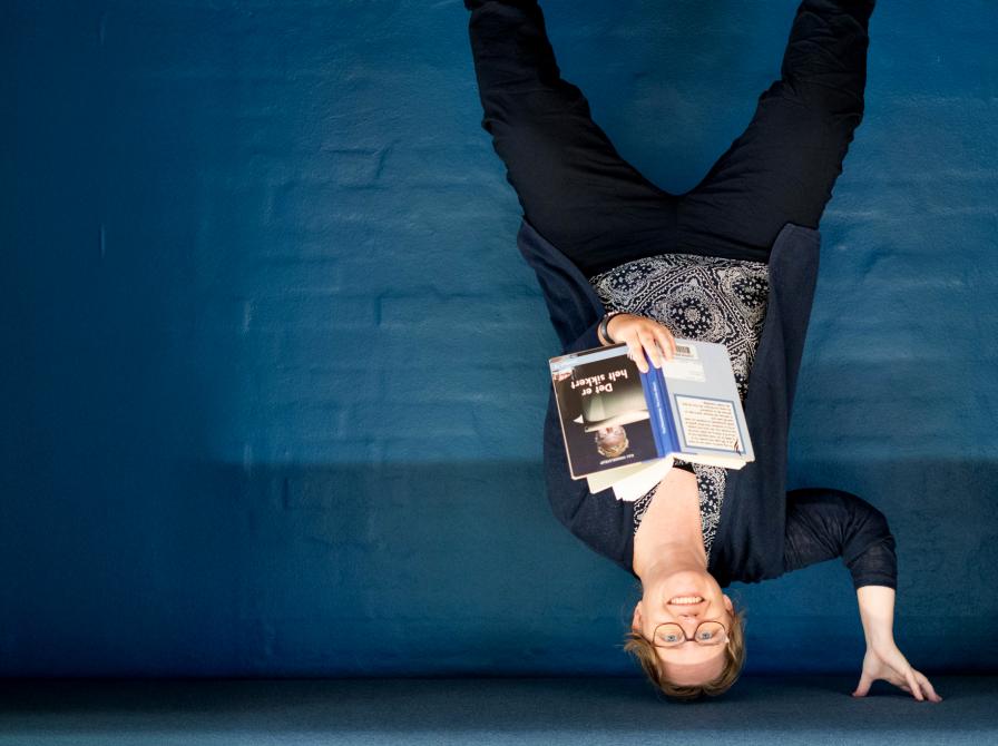 Billede vendt på hovedet af ung kvinder der læser bog