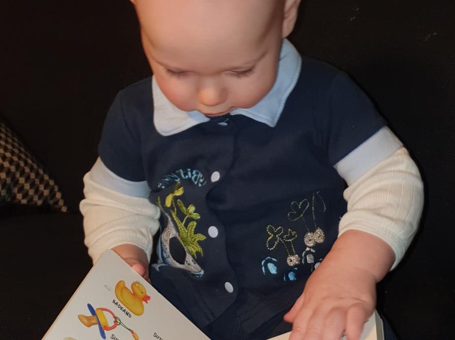 Baby læser bog